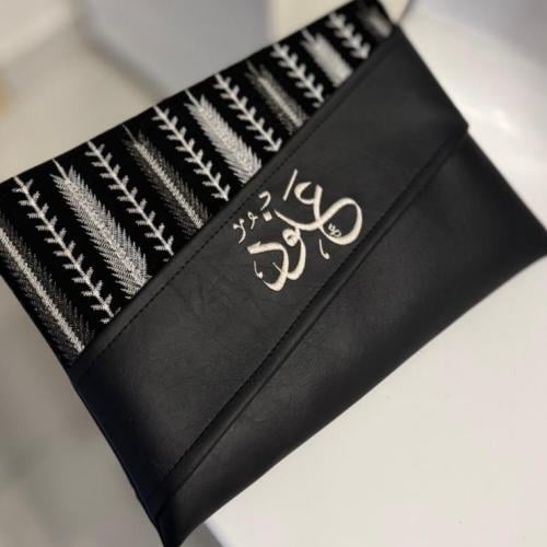 باوتش من الجلد الأسود مع قطعة سدو بتطريز مميز