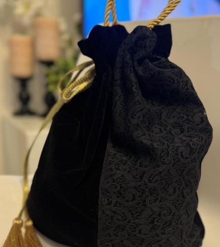 كيس عباية مخمل أسود مع قطعة بروكيد دانتيل