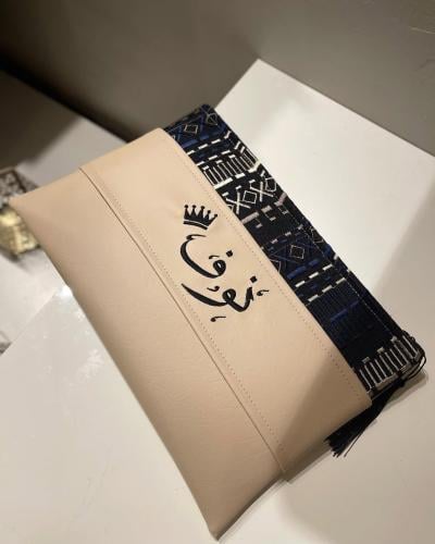 باوتش من الجلد بتطريز من اختيارك (نوف)