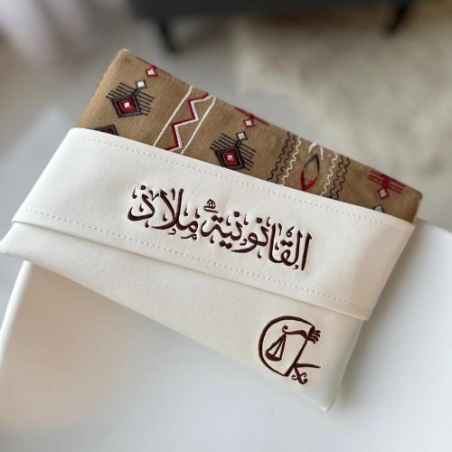 باوتش من الجلد الأبيض مع قطعة سدو شعبية بتطريز من...