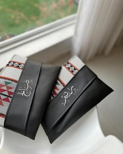 باوتش بمسكة أفقية مائلة من الجلد الأسود والسدو الت...