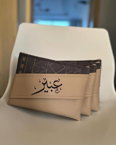 باوتش من الجلد الأرجواني