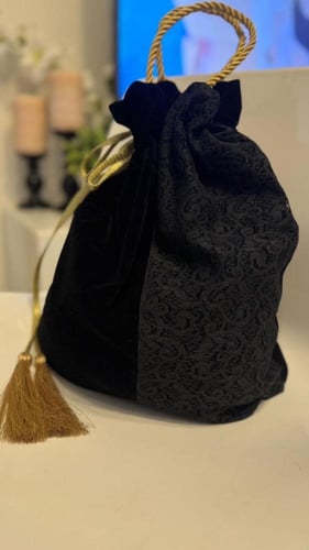 كيس عباية مخمل أسود مع قطعة بروكيد دانتيل