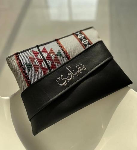 باوتش بمسكة أفقية مائلة من الجلد الأسود والسدو الت...