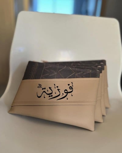 باوتش من الجلد الأرجواني