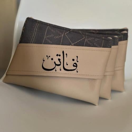 باوتش من الجلد الأرجواني