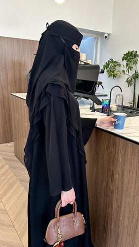 عبايه حشمه+طرحه ونقاب مجانا