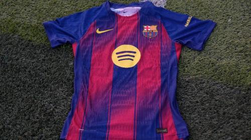 قميص برشلونه الاساسي الخاص بموسم 2025/2026