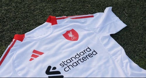 قميص ليفربول الثاني الخاص بموسم 2025-2026