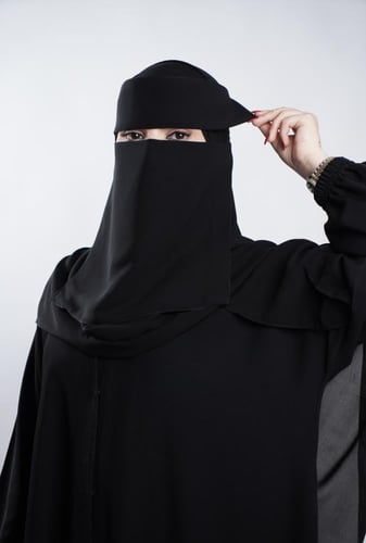 نقاب مبطن حرير أسود إسلامي (مشبك)