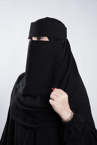 نقاب مبطن حرير أسود إسلامي (مشبك)