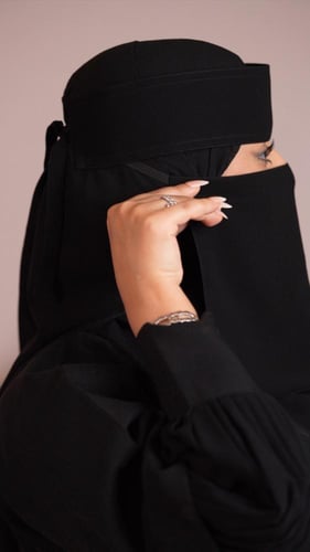 عدد ( 6 ) نقاب ملكي مبطن حرير أسود (ربطة)