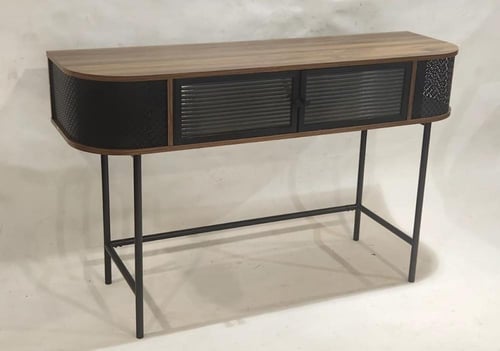 مدخل خشب مودرن بجوانب شبك معدني لون بني مقدم لكم م...