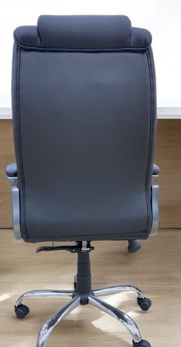 كرسي مكتبي جلد فخم لون أسود مقدم لكم من كاما
