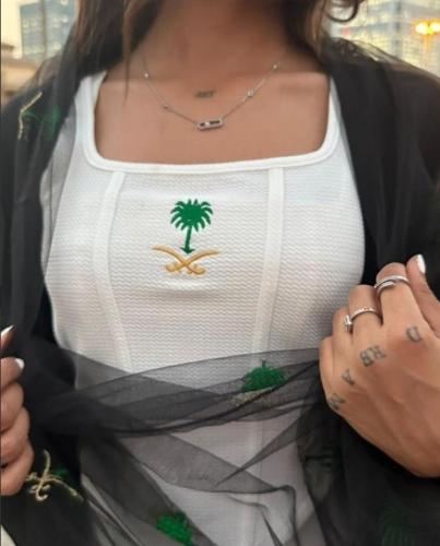 توب بتطريز سيفين ونخلة