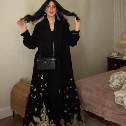 عباية كريب ملكي باللون الأسود