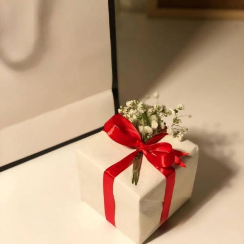 تغليف الهدايا بأناقة وبساطة