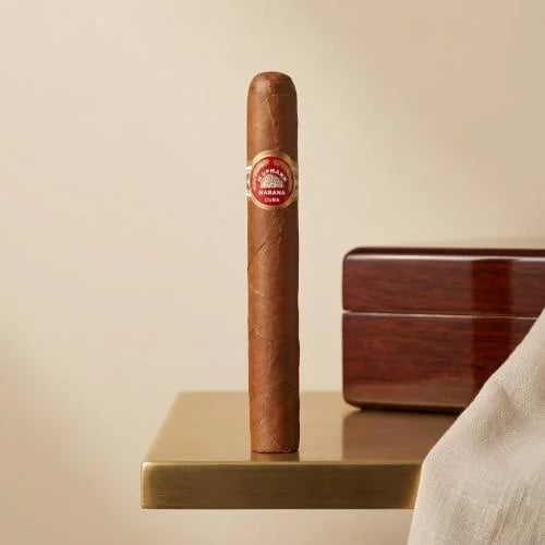 سيجار H Upmann Regalias كوبي فاخر: خفيف إلى متوسط...