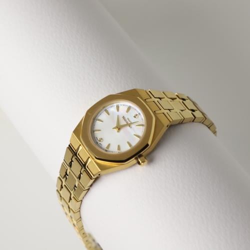 ساعة ماربلينو نسائي ذهبية بمينا ابيض و2 فصوص ألماس