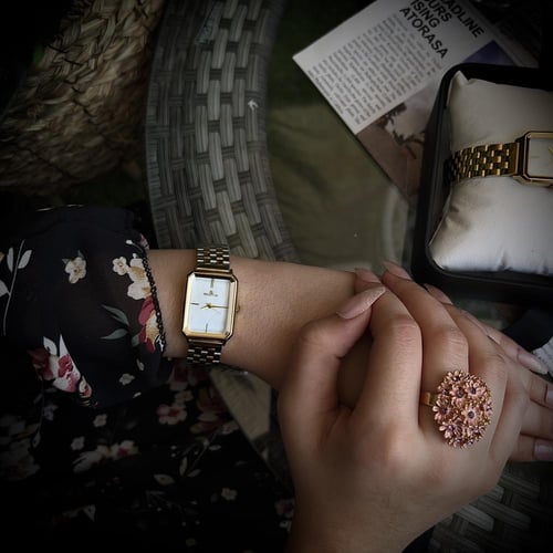 ساعة نسائي بتصميم أنيق لون ذهبي ميناء متعدد الالوا...