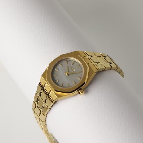 ساعة ماربلينو نسائي ذهبية بمينا فضي و2 فصوص ألماس