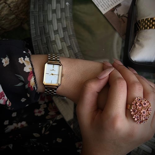 ساعة نسائي بتصميم أنيق بلونين ذهبي وفضي وميناء متع...