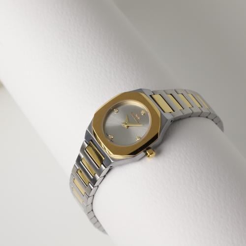 ساعة ماربلينو نسائي فضية بمينا فضي و4 فصوص ألماس