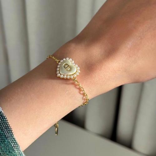 Dior elegant bracelet with heart design and pearl
