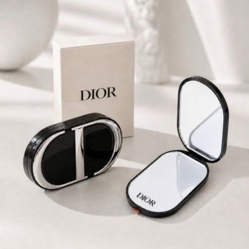 A Dior mirror CD for mobile with a luxurious desig...