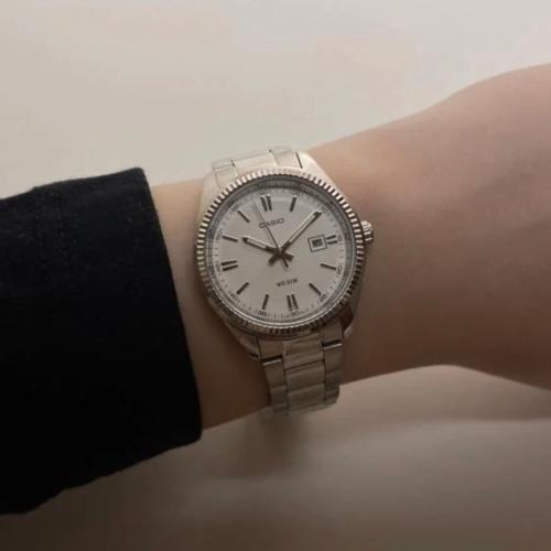 ساعة كاسيو كوارتز نسائي - تاريخ / ابيض