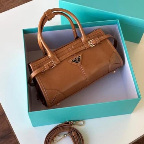 شنطة برادا جلد فاخرة