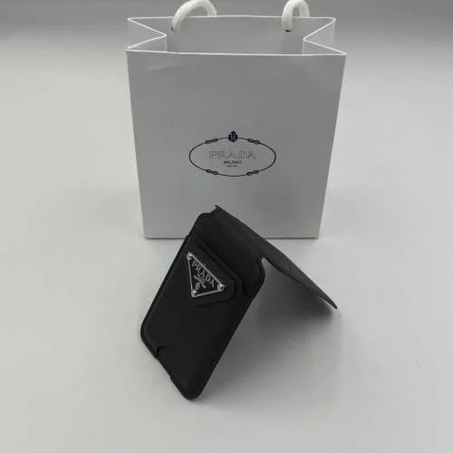 مسكة ومحفظة جوال مغناطيسية MagSafe من برادا
