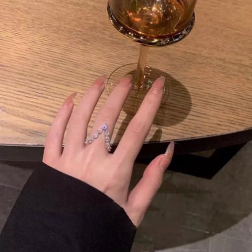 خاتم v عصري مرصّع بالزيركون