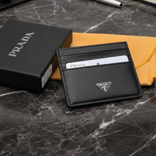 محفظة بطاقات جلدية فاخرة من PRADA