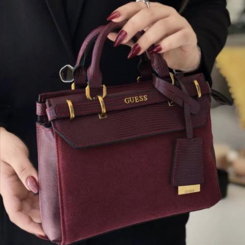 شنطة نسائية أنيقة من Guess