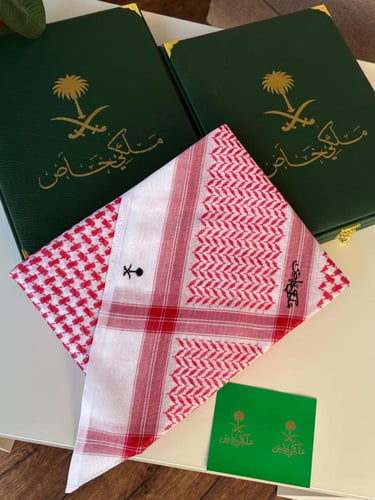 شماغ احمر غامق ملكي خاص - شعار اسود - موديل 2026