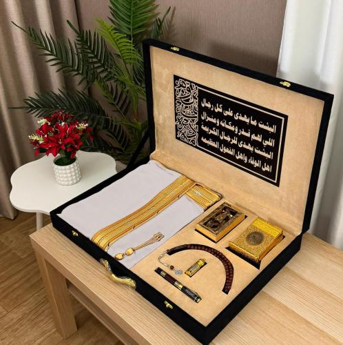 طقم إهداء رجالي فاخر - بشت ملكي فاخر