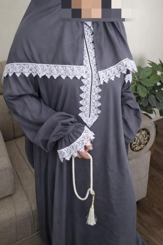 لباس صلاة نسائي باللون الرمادي مع دانتيل أبيض