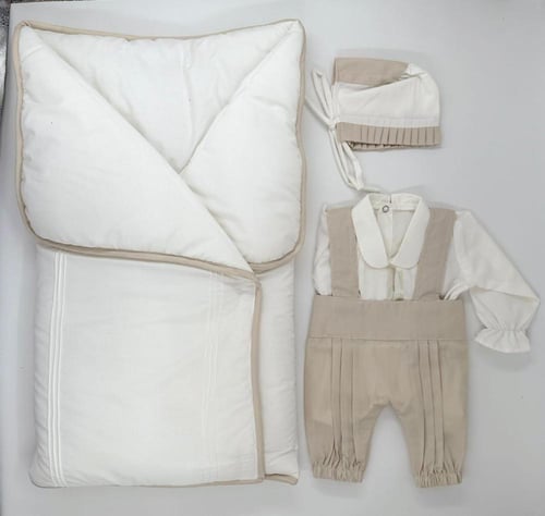 طقم مواليد فاخر مطرّز بالاسم