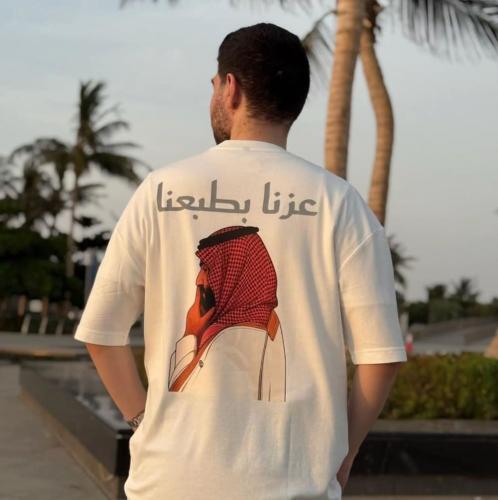 تيشرت اليوم الوطني بتصميم عزنا بطبعنا