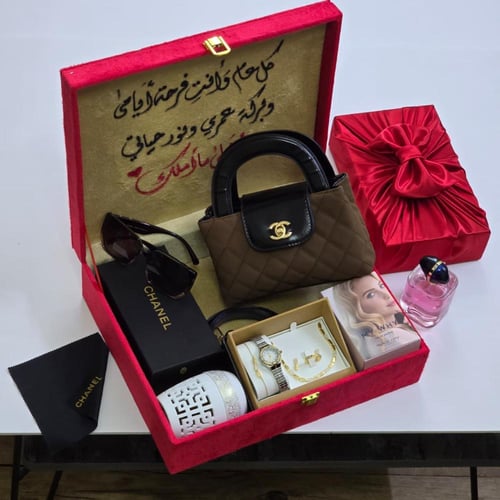 بوكس هدايا نسائي فاخر مع شنطة شانيل وعطر – طقم إكس...