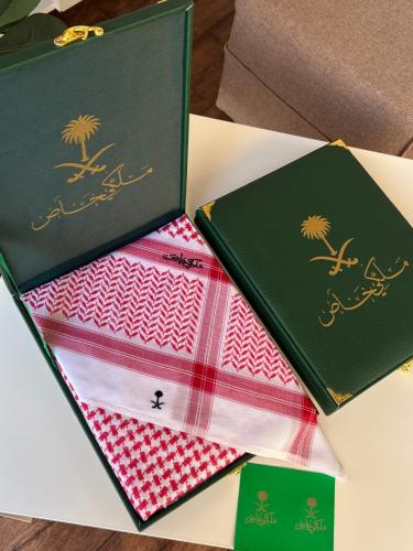 شماغ احمر غامق ملكي خاص - شعار اسود - موديل 2026