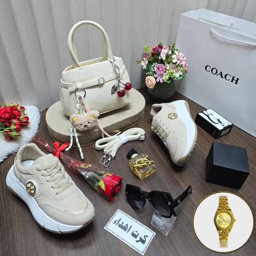 طقم نسائي كوتش كرز مع شوز وإكسسوارات أنيقة