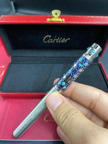 قلم كارتير بلون فضي مع نقش باللون الأزرق الفيروزي