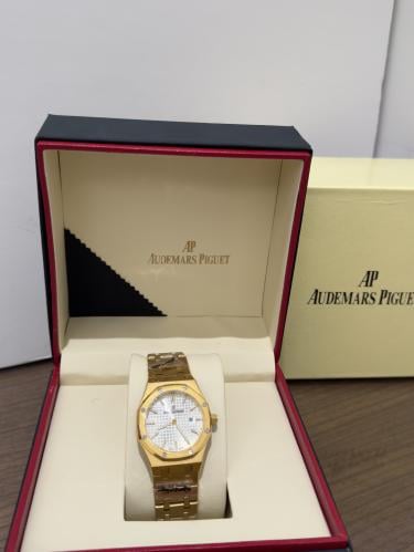 ساعة AP مكينه سويسري