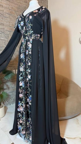 فستان أسود مورد