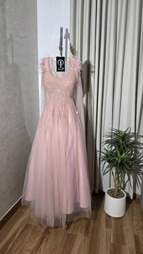 فستان وردي مطرز