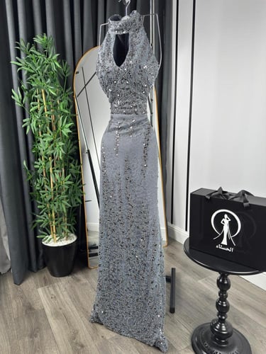 فستان فضي انيق