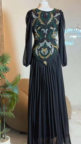 فستان أسود مطرز