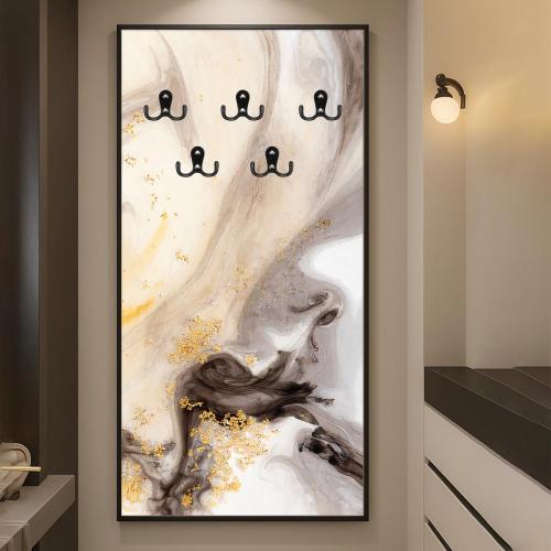 لوحة قماشية بتصميم مودرن لتعليق الملابس